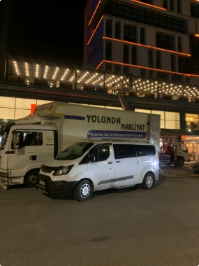 Yolunda nakliyat araçları