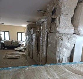 Koruyucu malzemeyle paketlenmiş mobilyalar